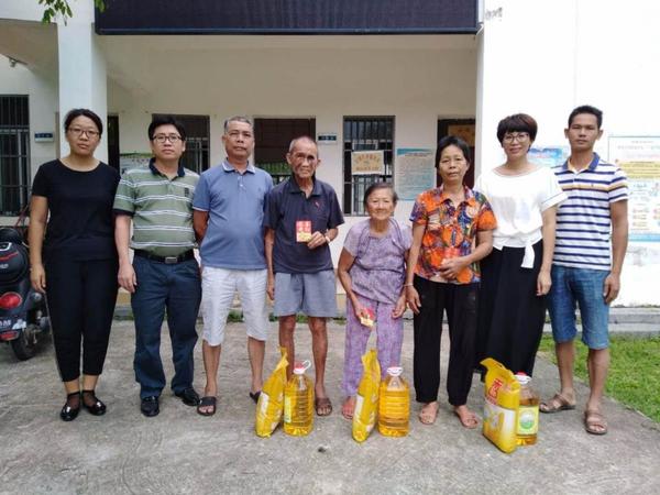 七一前夕，学校领导慰问农村老党员，探望驻村扶贫队员